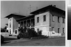 Bernate Ticino - via Marconi - palazzo - loggiato centrale
