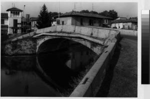 Bernate Ticino - ponte sul Naviglio Grande - edifici residenziali