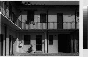 Bernate Ticino - località casate - via Petrarca - filanda - abitazioni di ringhiera - cortile interno