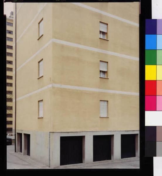 Veduggio con Colzano, piazza IV Novembre - Edificio residenziale - Edificio a torre