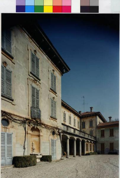 Ronco Briantino - villa Perego - portico lungo il lato sud - cortile interno