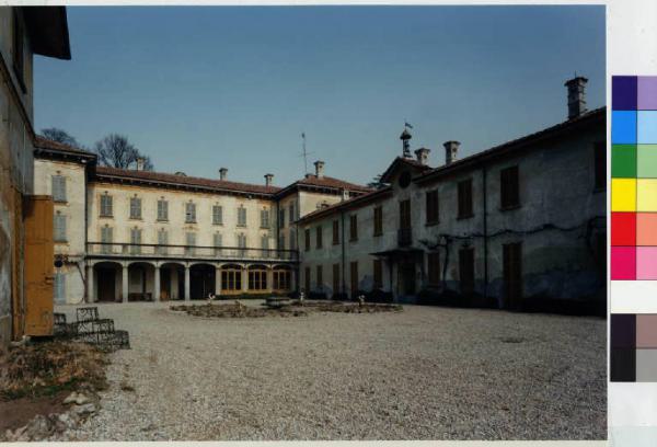 Ronco Briantino - villa Perego - cortile interno - porticato