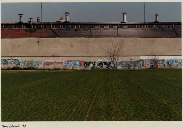 Arcore - via della Pace - campo coltivato - muro cieco con graffiti - stabilimento industriale