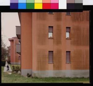 Veduggio con Colzano - via Gramsci - edificio a blocco - bambino con bicicletta