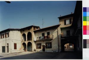 Carnate - aggregato rurale di Passirano - piazza Calchi Novati - portico