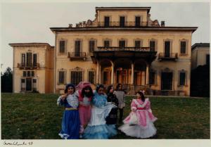 Arcore - villa Borromeo d'Adda - bambini vestiti da carnevale - parco