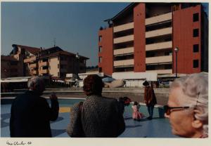 Arcore - piazza Sandro Pertini - palazzi residenziali - gruppo di persone
