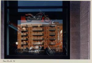 Arcore - via casati - vetrina di un negozio di motocicli - palazzo riflesso