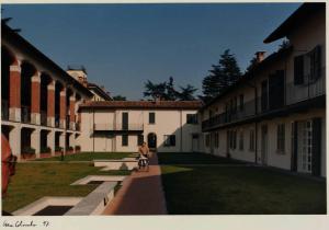 Arcore - località di Ca' Bianca - cascina annessa a villa Buttafava - cortile interno - complesso residenziale
