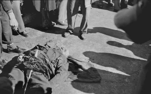 Seconda guerra mondiale. Resistenza italiana. Liberazione di Milano. 29 aprile 1945. Piazzale Loreto. Il corpo di uno dei gerarchi trasportati nel piazzale insieme al cadavere di Mussolini.
