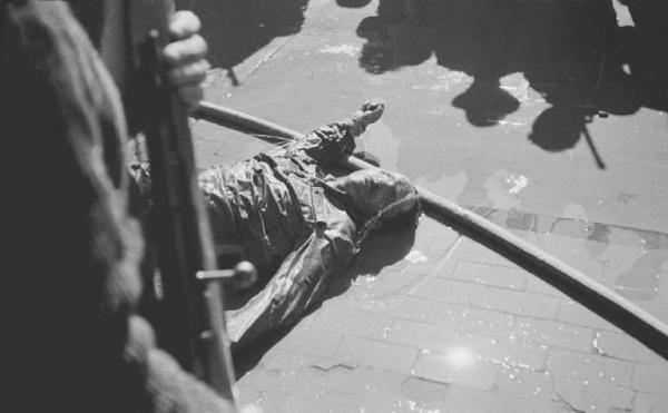Seconda guerra mondiale. Resistenza italiana. Liberazione di Milano. 29 aprile 1945. Il corpo di Alessandro Pavolini, segretario del Partito Fascista Repubblicano esposto in piazzale Loreto .