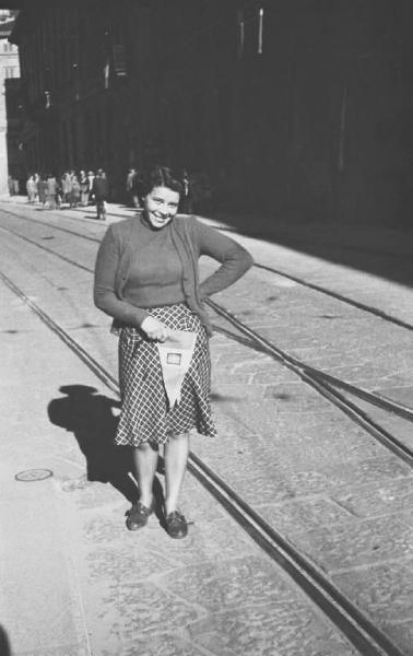 Seconda Guerra Mondiale. Liberazione di Milano. 29 Aprile 1945, Corso Monforte, ritratto di giovane donna con bandierina italiana.