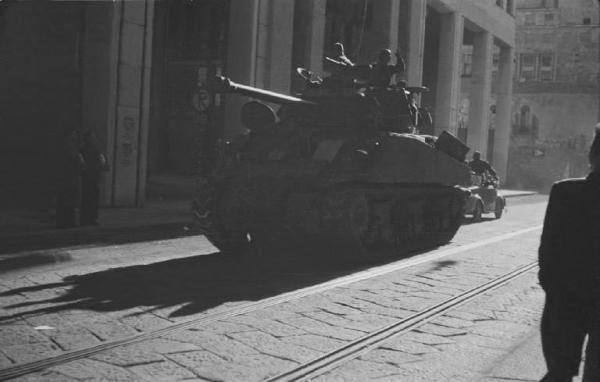 Seconda Guerra Mondiale. Liberazione di Milano. 29 Aprile 1945, carro armato americano Sherman in Corso Monforte.