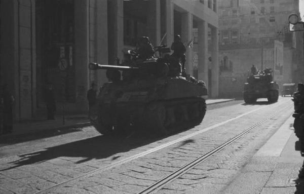 Seconda Guerra Mondiale. Liberazione di Milano. 29 Aprile 1945, Carri armati Sherman e jeep in Corso Monforte.