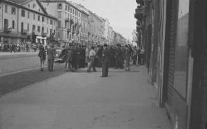 Seconda guerra mondiale. Resistenza italiana. Liberazione di Milano. 29 aprile 1945. Corso Buenos Aires, assembramento di uomini di cui alcuni armati