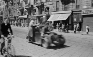 Seconda guerra mondiale. Resistenza italiana. Liberazione di Milano. 29 aprile 1945, automobile di partigiani in corso Buenos Aires.