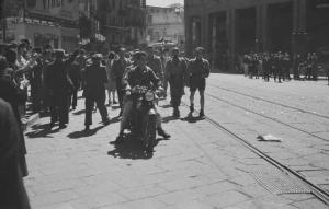 Seconda guerra mondiale. Resistenza italiana. Liberazione di Milano. 29 aprile 1945. Piazza San Babila di fronte al Teatro Nuovo. Sfilata di una formazione partigiana.