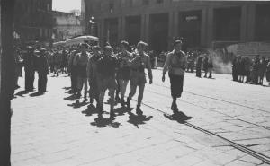 Seconda guerra mondiale. Resistenza italiana. Liberazione di Milano. 29 aprile 1945. Piazza San Babila di fronte al Teatro Nuovo. Sfilata di una formazione partigiana.
