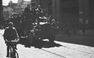 Seconda guerra mondiale. Resistenza italiana. Liberazione di Milano. 29 aprile 1945. Piazza San Babila. Sfilata di una formazione partigiana. Autocarro carico di partigiani.