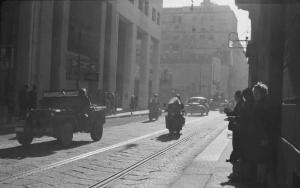 Seconda Guerra Mondiale. Liberazione di Milano. 29 Aprile 1945, veicoli militari dell'esercito degli Stati Uniti in Corso Monforte.