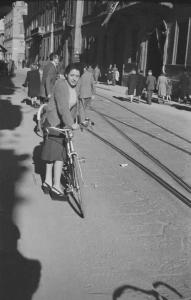 Seconda Guerra Mondiale. Liberazione di Milano. 29 Aprile 1945, Corso Monforte, ritratto di giovane donna con bicicletta.