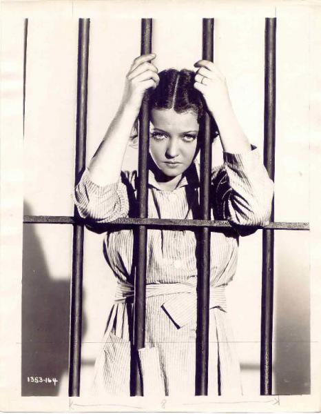Scena del film "Prigioniere" - regia di Marion Gering - 1931 - attrice Sylvia Sidney