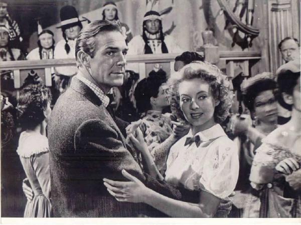 Scena del film "The Desperadoes" - regia Charles Vidor - 1943 - attori Randolph Scott e Evelyn Keyes