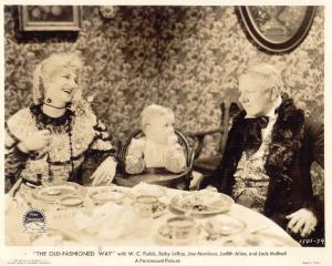 Scena del film "The old fashioned way" - regia William Beaudine - 1934 - attori Judith Allen, Baby LeRoy e W.C. Fields
