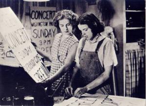 Scena del film "Every Sunday" - regia Felix E. Feist - 1936 - attori Deanna Durbin e Judy Garland