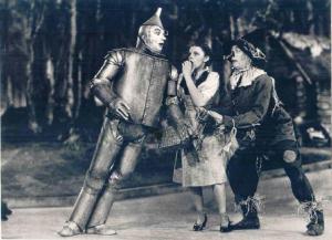 Scena del film "Il Mago di Oz" - regia di Victor Fleming - 1939 - attori Judy Garland, Ray Bolger e Jack Haley