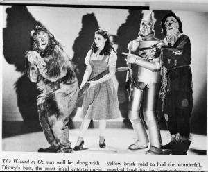Scena del film "Il Mago di Oz" - regia di Victor Fleming - 1939 - attori Judy Garland, Ray Bolger e Jack Haley
