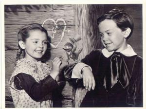 Scena del film "I racconti dello zio Tom" - regia di Harve Foster e Wilfred Jackson - 1946 - attori Luana Patten e Bobby Driscoll