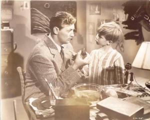 Scena del film "Tu partirai con me" - regia di Don Hartman - 1949 - attori Robert Mitchum e Gordon Gerbert