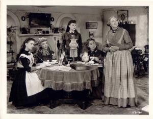 Scena del film "Piccole donne" - regia di Mervyn LeRoy - 1949 - attori June Allyson, Elizabeth Taylor, Margaret O'Brien, Janet Leigh e Elizabeth Patterson