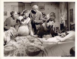 Scena del film "Piccole donne" - regia di Mervyn LeRoy - 1949 - attori June Allyson, C. Aubrey Smith, Margaret O'Brien, Janet Leigh e Elizabeth Patterson