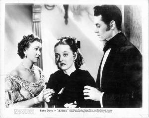 Scena del film "Jezebel. La figlia del vento " - regia William Wyler - 1938 - attori Bette Davis, Henry Fonda e Fay Bainter