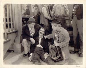 Scena del film "I cowboys del deserto" - regia Edward Buzzell - 1940 - attori Chico Marx, Harpo Marx, Groucho Marx