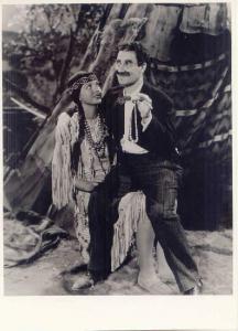 Scena del film "I cowboys del deserto" - regia Edward Buzzell - 1940 - attore Groucho Marx
