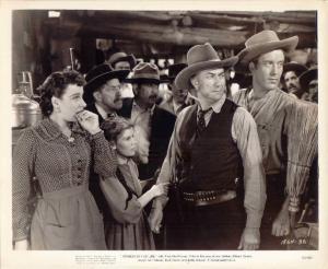 Scena del film "Gli avventurieri di Santa Maria" - regia Sam Wood - 1940 - attori Betty Brewer e Patricia Morison