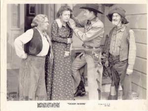 Scena del film "Tucson Raiders" - regia Spencer Gordon Bennet - 1944 - attori Bill Elliott e George 'Gabby' Hayes