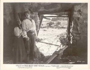 Scena del film "Notte senza fine" - regia Raoul Walsh - 1947 - attori Teresa Wright e Robert Mitchum
