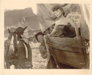 Scena del film "La carovana dei mormoni" (Wagon Master) - regia John Ford - 1950 - attori Joanne Dru e Ben Johnson
