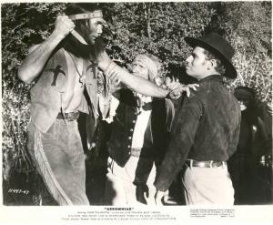 Scena del film "La freccia insanguinata" - regia Charles Marquis Warren - 1953 - attori Charlton Heston e Jack Palance