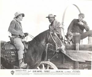 Scena del film "Hondo" - regia John Farrow - 1953 - attori John Wayne e Ward Bond