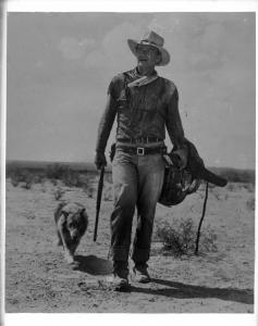 Scena del film "Hondo" - regia John Farrow - 1953 - attore John Wayne