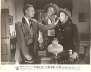 Scena del film "La meticcia di Sacramento" - regia Feist E. Felix - 1953 - attori Randolph Scott, Dick Wesson e Alan Hale Jr.