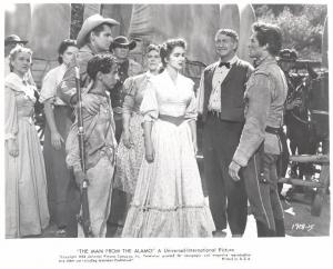 Scena del film "Il traditore di Forte Alamo" - regia Budd Boetticher - 1953 - attori Glenn Ford e Julie Adams