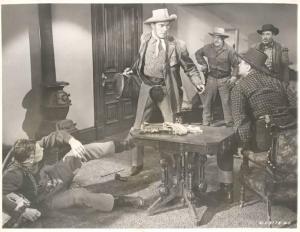 Scena del film "Lo straniero ha sempre una pistola" - regia André De Toth - 1953 - attore Randolph Scott