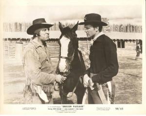 Scena del film "Passo Oregon" - regia Paul Landres - 1958
