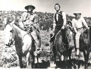 Scena del film "La via del West" - regia Andrew Victor McLaglen - 1967 - attori Kirk Douglas, Robert Mitchum e Richard Widmark